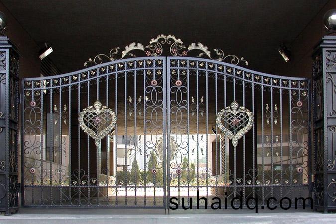  鐵藝大(da)門(men)